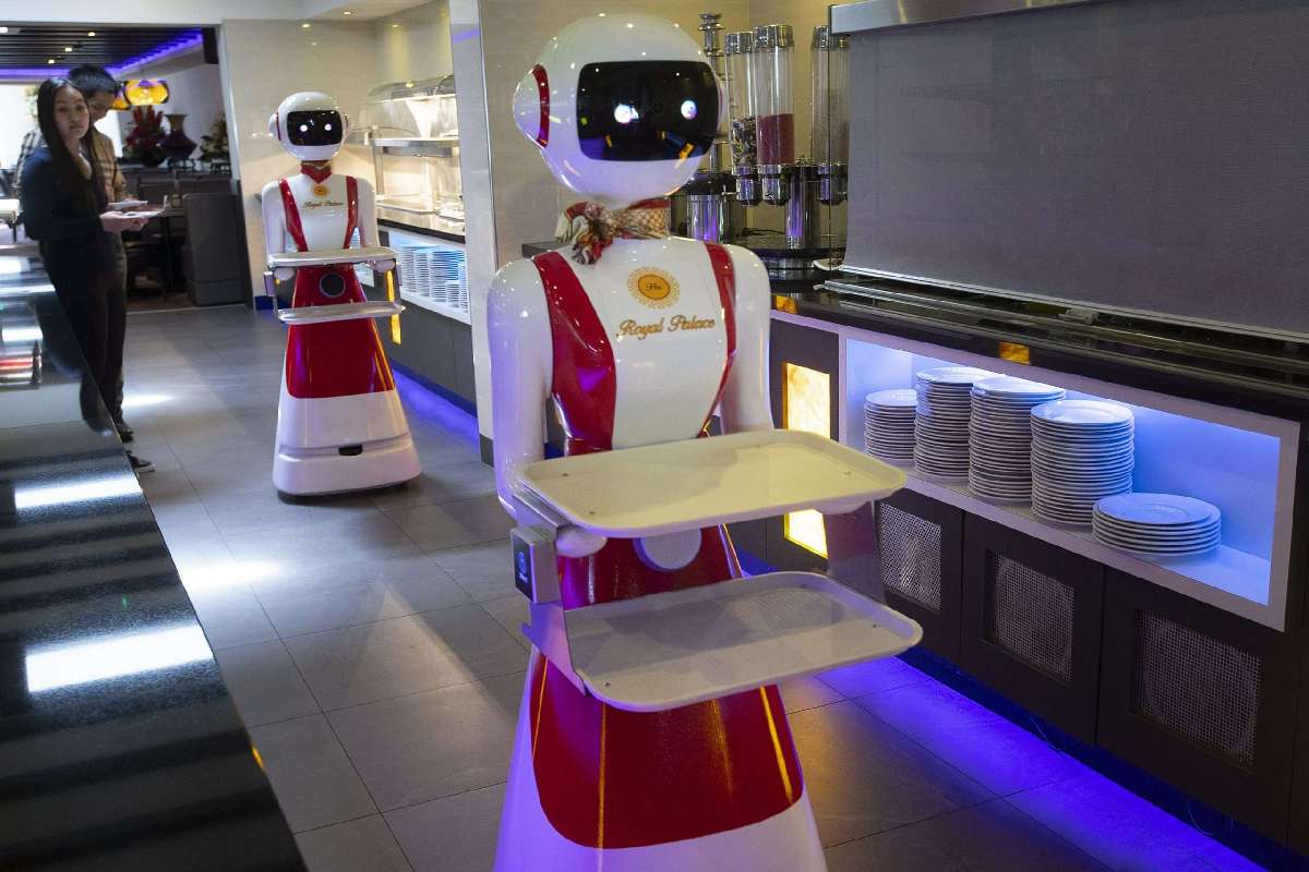 Hollanda’daki Bir Restoran Sosyal Mesafeyi Korumak İçin Robot Garsonlar Kullanmaya Başladı