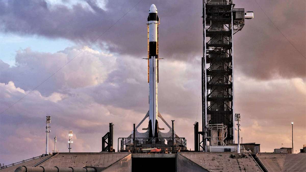 SpaceX, Yörüngeye Giden İlk Mürettebatının Uçuşunu Başarıyla Gerçekleştirdi